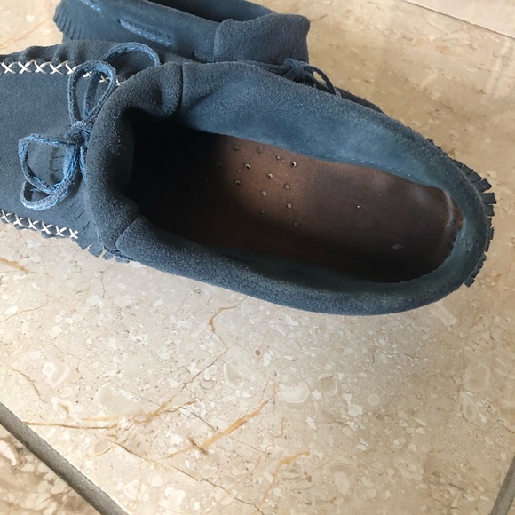 *SOLD* SoftMoc blue suede moccasins with white detail stitching - Picture 4 of 9